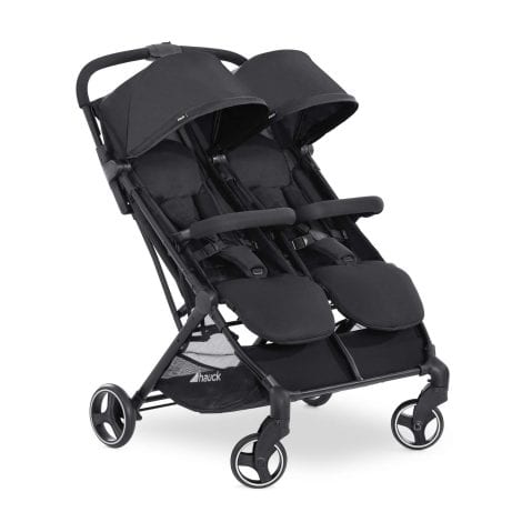 El nombre del producto es Hauck Swift X Duo, un cochecito gemelar ligero y compacto en color negro. Tiene asientos reclinables y reposapiés ajustables, con capacidad para niños de hasta 36 kg.