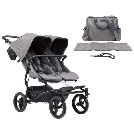 Expositor Mountain Buggy Duet V3.2 Luxury Collection es un cochecito de doble asiento con elegante diseño de espiga que incluye una bolsa para cambiar pañales.