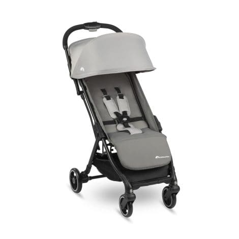 Silla de Paseo Bebeconfort Bonny, un modelo ligero de 6,6 kg, fácilmente reclinable y plegable con un sistema compacto, diseñado para viajar con bebés desde los 0 meses hasta los 22 kg (4 años). Disponible en un elegante color Grey Mist.