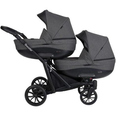 Nombre del producto: Coche gemelar 3 en 1 con capazos, sillas de paseo, sillas de coche y accesorios. Modelo Duet Booster tipo tandem BBtwin en color gris y negro. Marca Kunert.
Paráfrasis: Carrito para bebés gemelos que incluye capazos, sillas de paseo, sillas de coche y accesorios, todo en un mismo producto. El modelo Duet Booster tipo tandem BBtwin en colores gris y negro, fabricado por la marca Kunert.