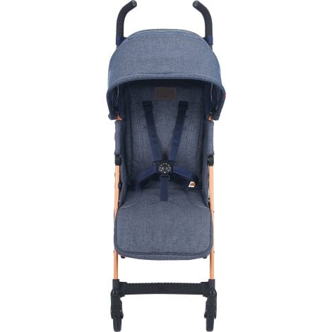 Silla de paseo Maclaren Quest: práctica silla tipo paraguas, fácil de transportar y liviana. Apta para bebés desde recién nacidos hasta 25 kg, tiene una capota extensible con factor de protección UPF 50+. Además, cuenta con un asiento reclinable y viene con un protector para la lluvia en tono azul/denim índigo.